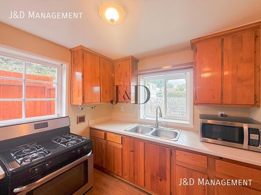 574 McIntosh St photo 4