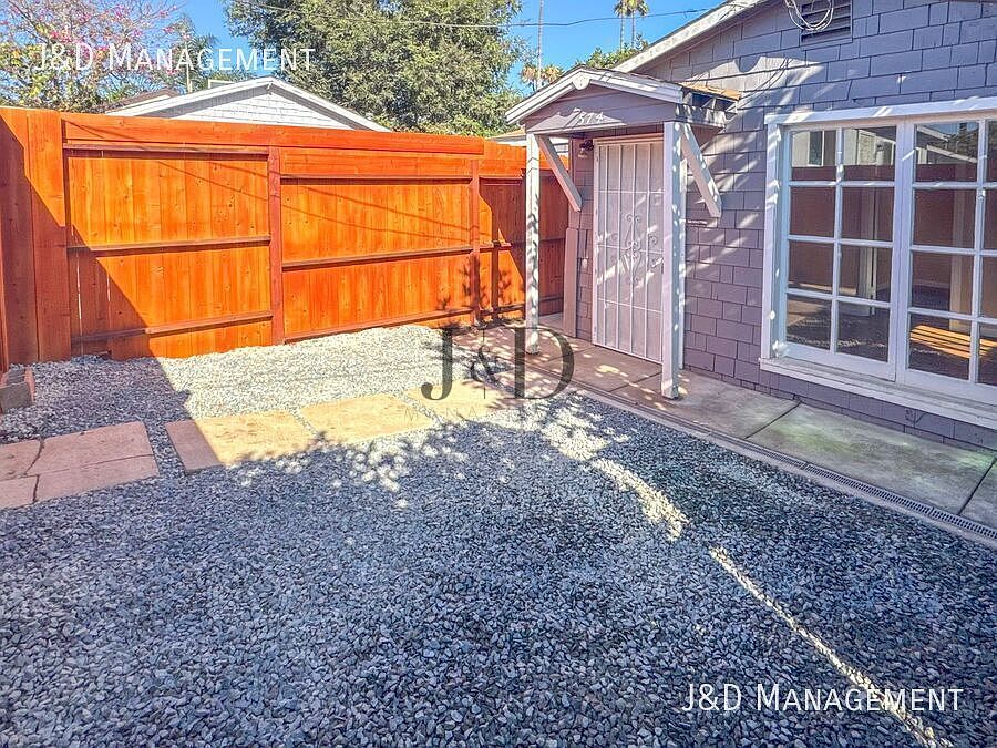 574 McIntosh St photo 2