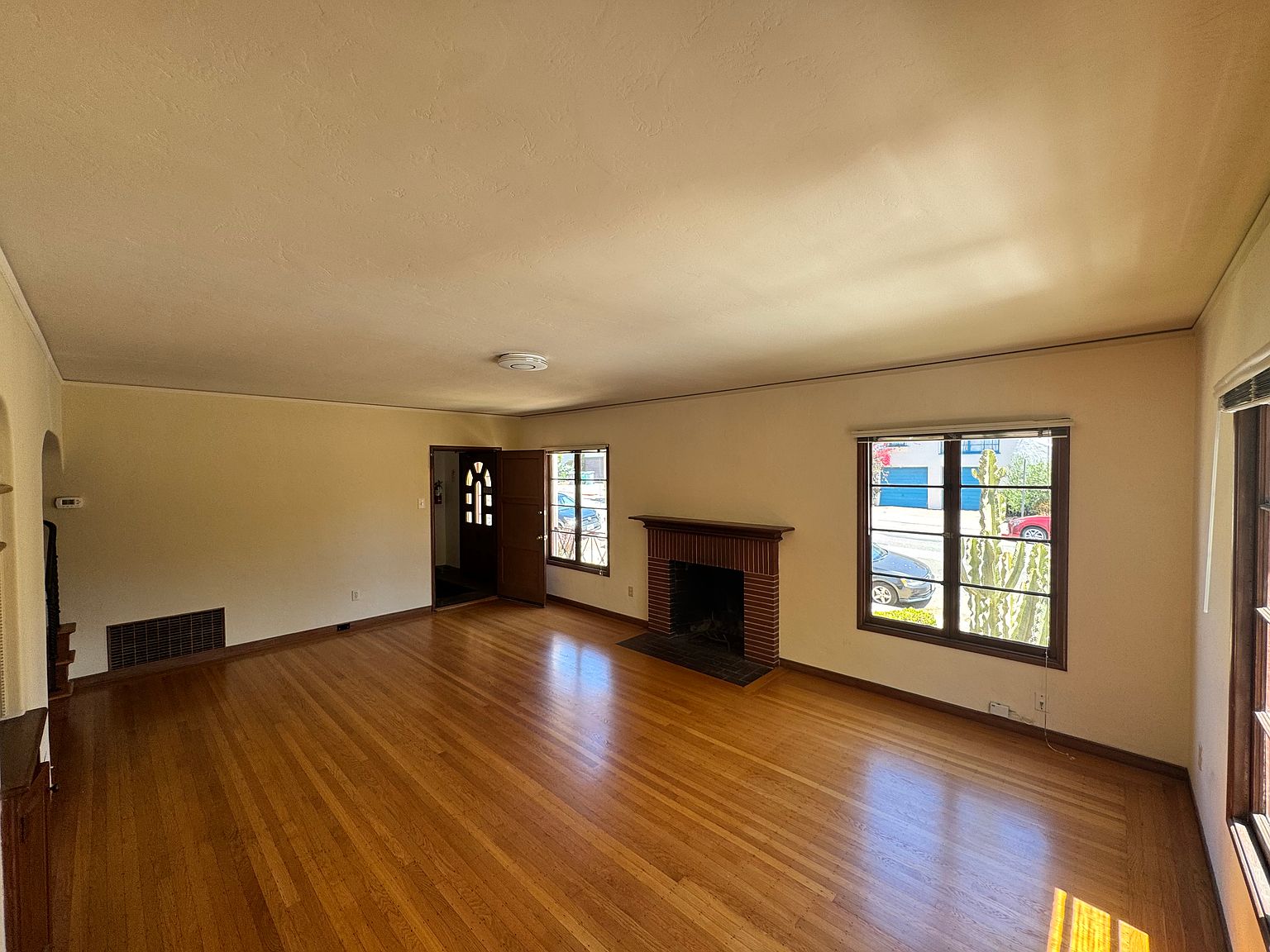1640 Scenic Ave photo 3