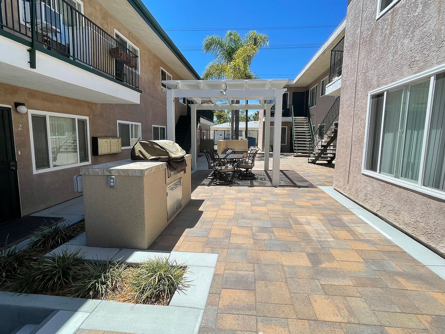 2 beds  2.0 baths (984 sqft) photo 3