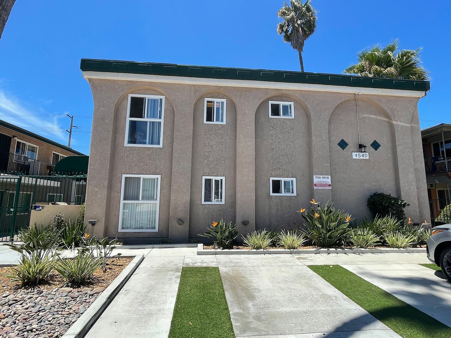 2 beds  2.0 baths (984 sqft) photo 2