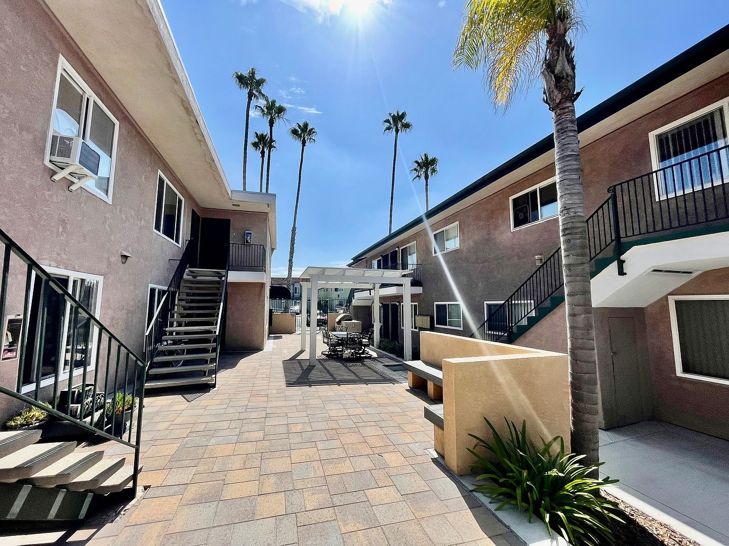 2 beds  2.0 baths (984 sqft) photo 4