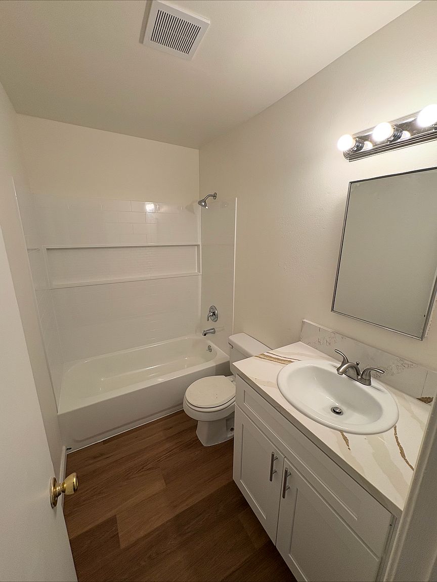 504 E Lexington Ave photo 5