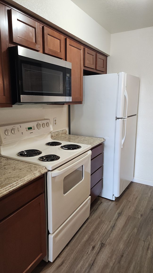 2752 N Salem APT 101 photo 2
