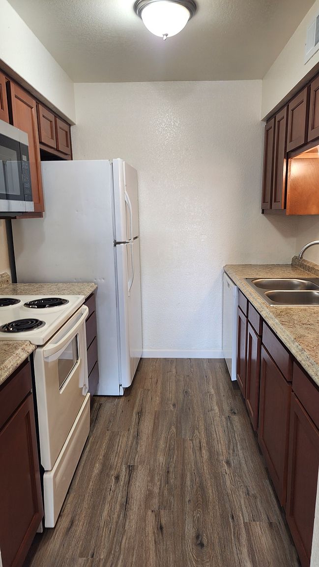 2752 N Salem APT 101 photo 3
