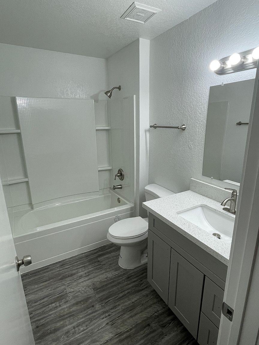 644 N Center St photo 5