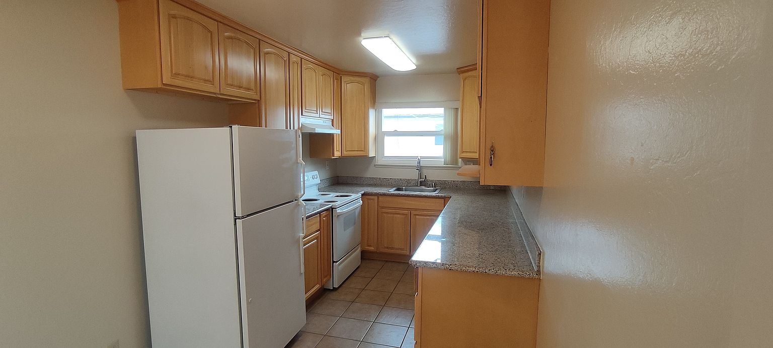 646 Arbutus Ave photo 4