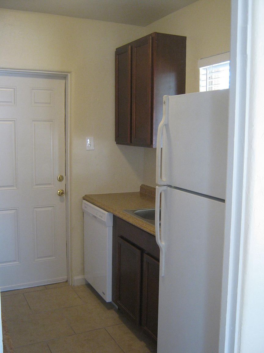 1632 E Oak St APT 3 photo 3