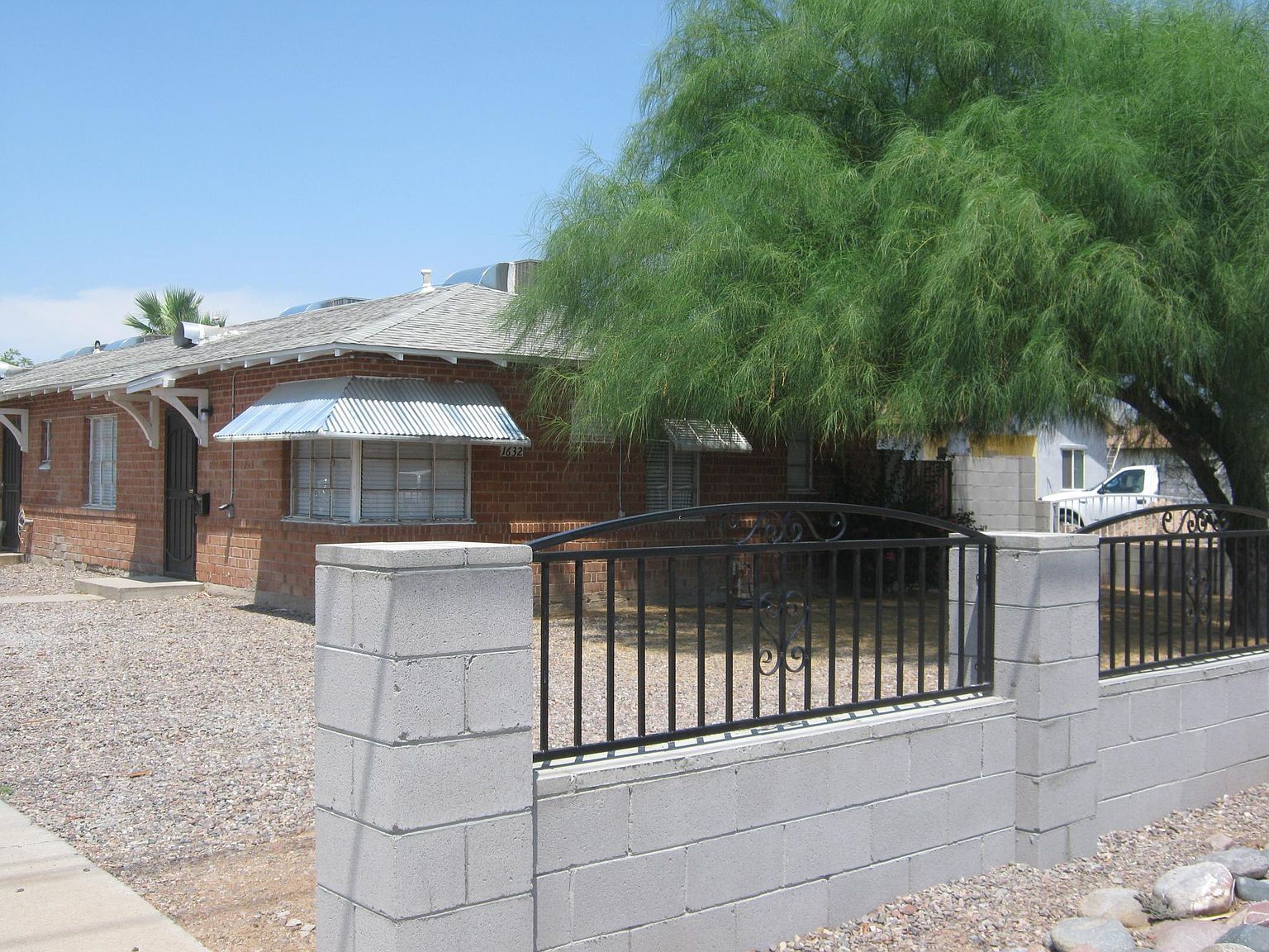 1632 E Oak St APT 3 photo 4