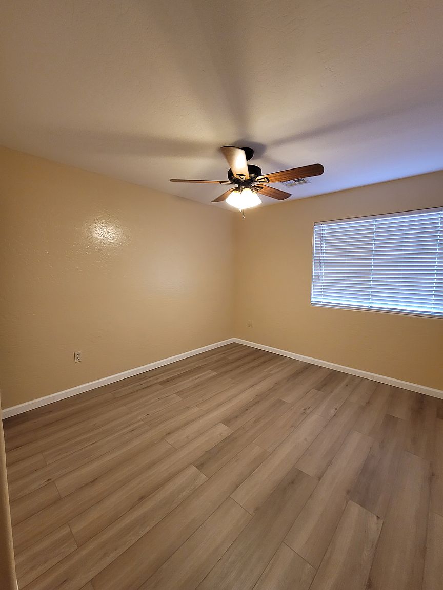 532 W 9th St APT 101 photo 2