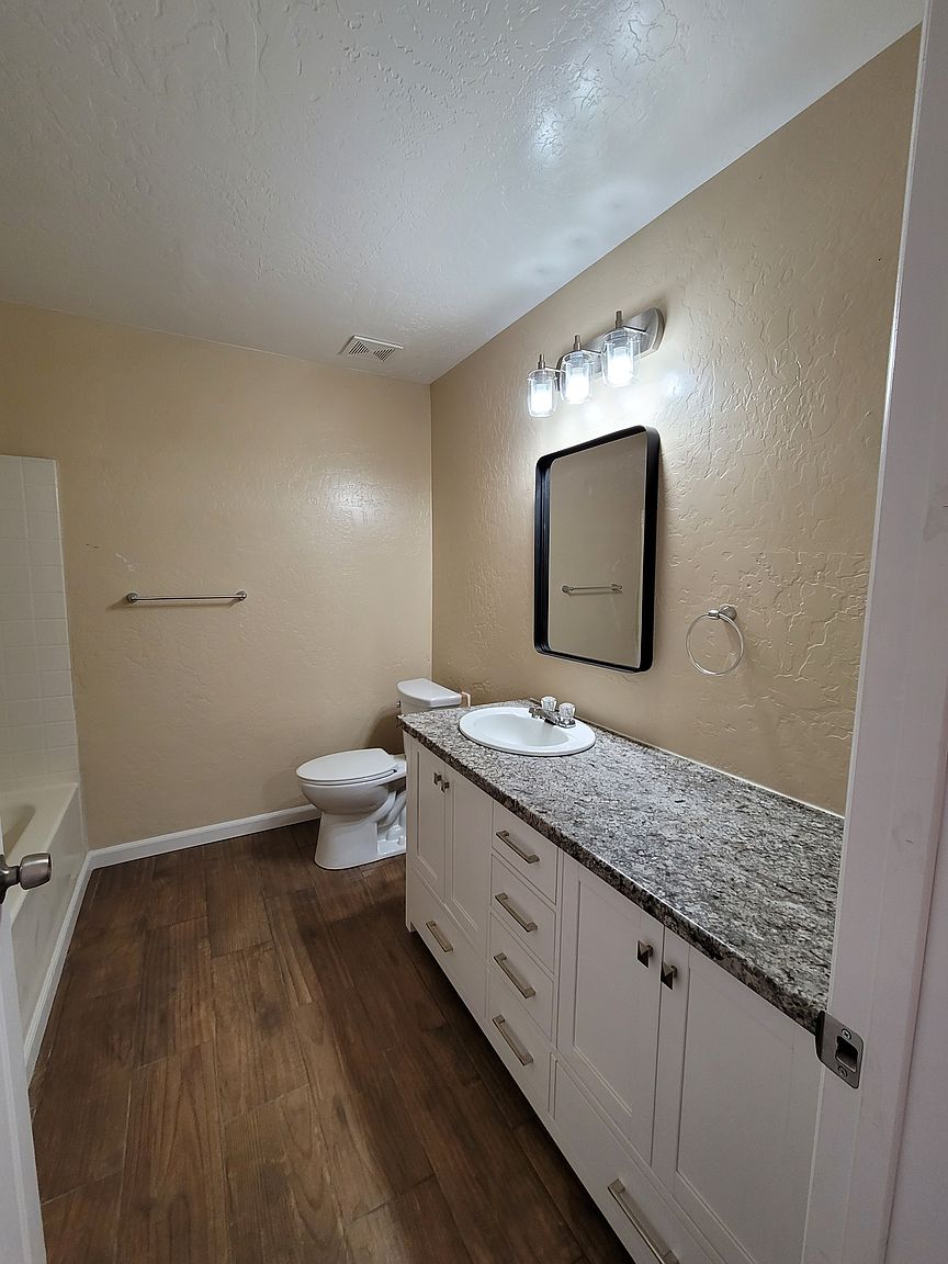 532 W 9th St APT 101 photo 5
