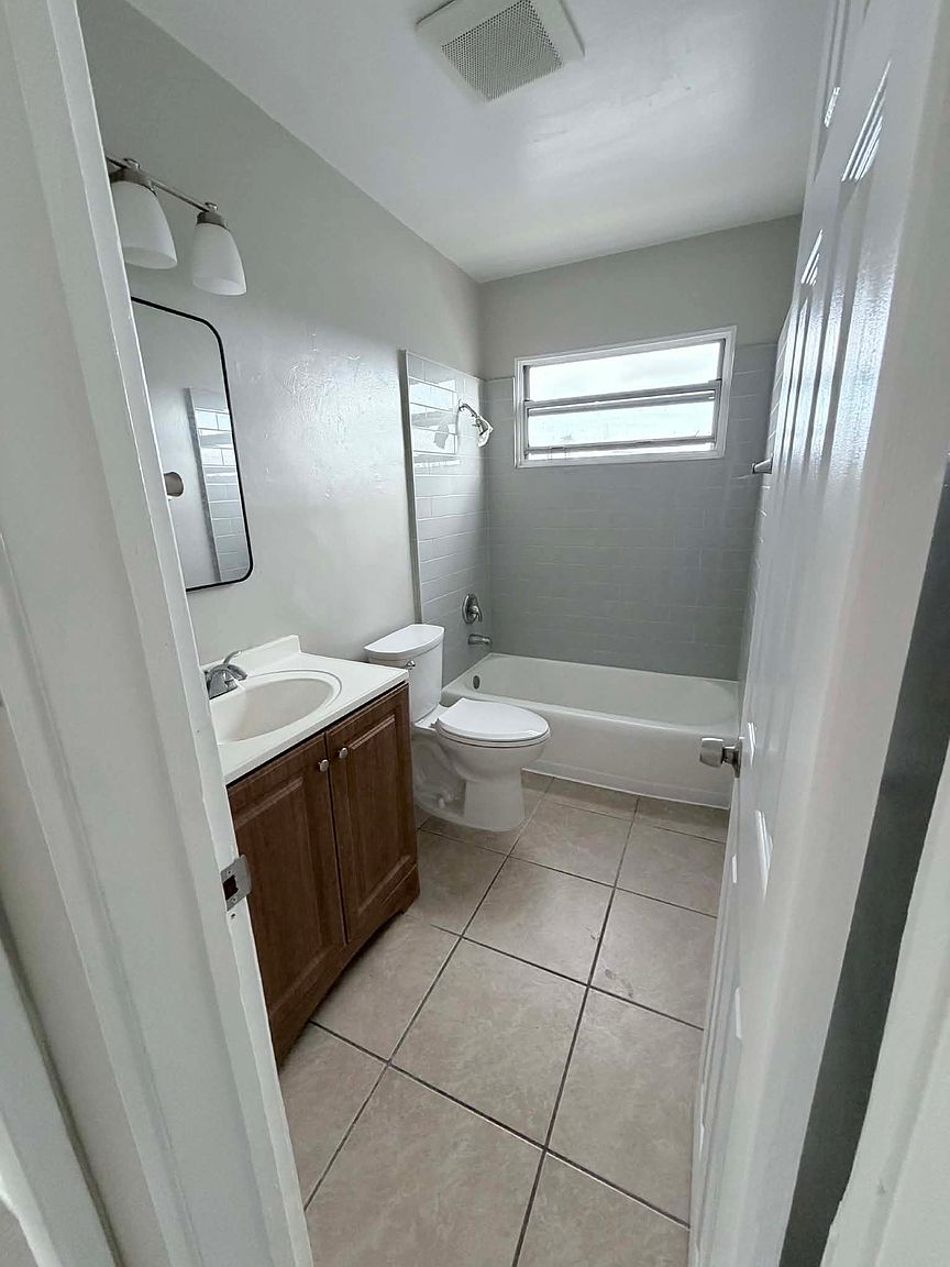 4138 37th St photo 3