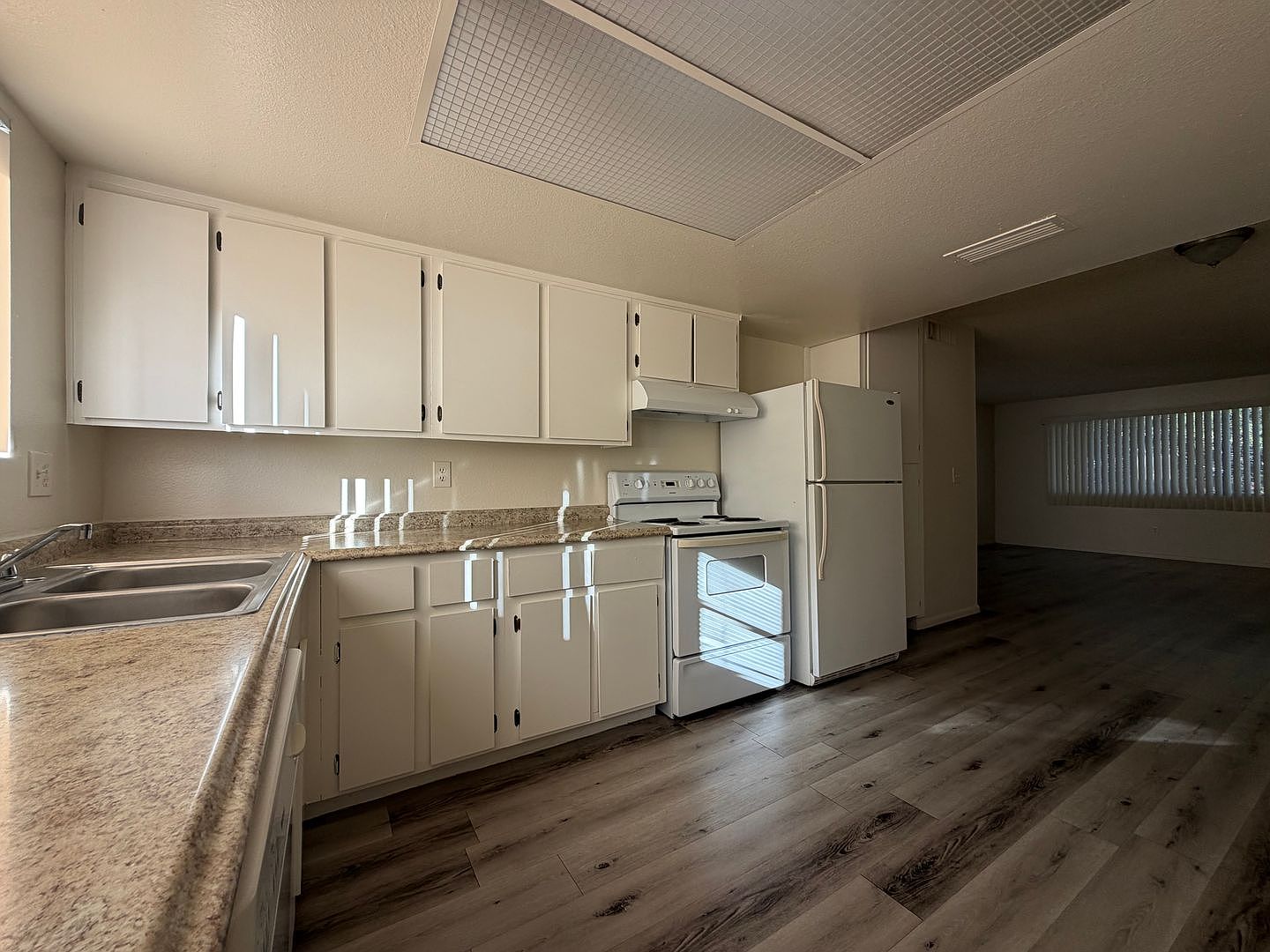 3351 W Harmont Dr unit 3351-03 photo 4