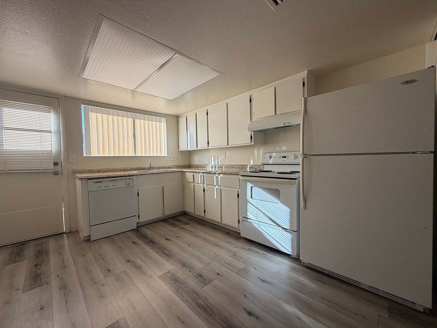 3351 W Harmont Dr unit 3351-03 photo 3
