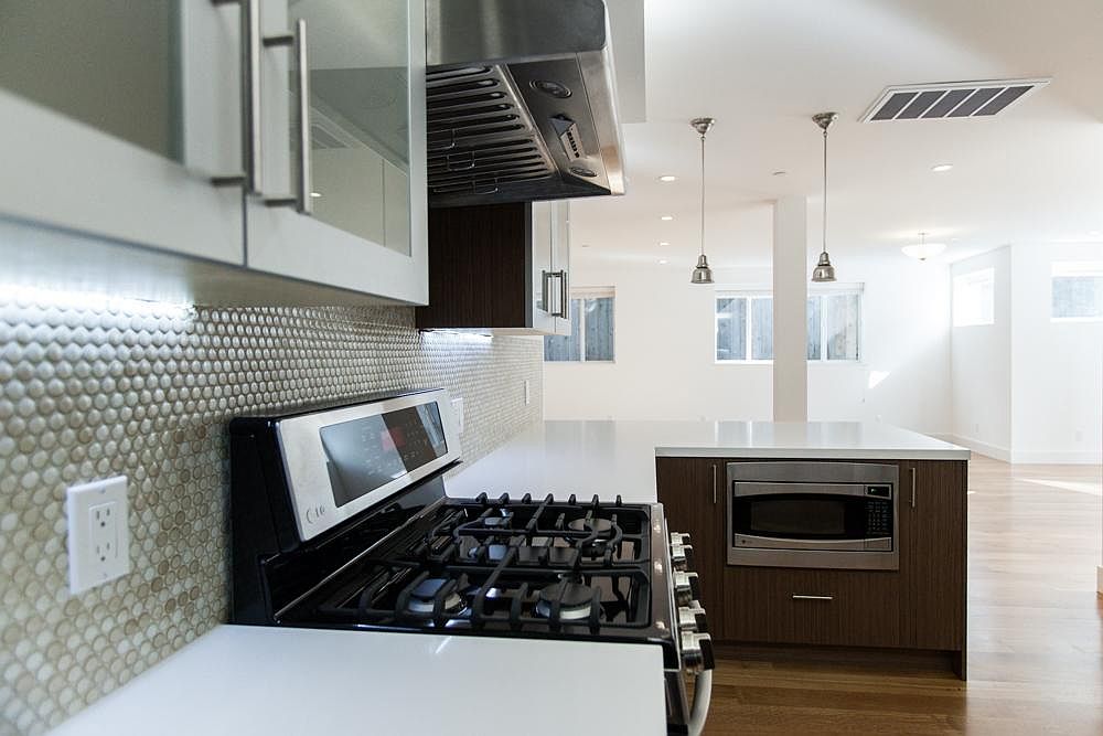 929 Broderick St photo 3