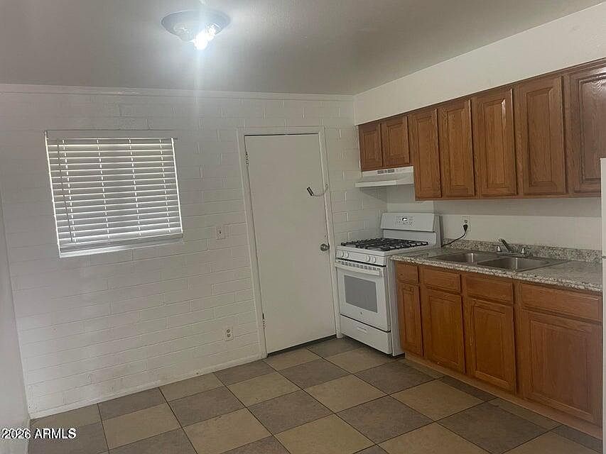 2633 W BELMONT Avenue photo 4