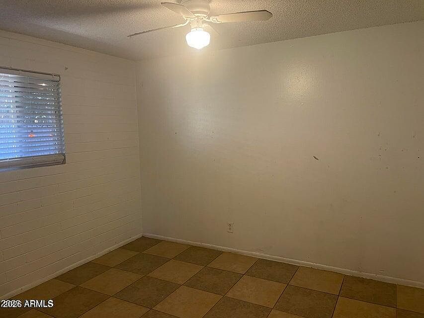 2633 W Belmont Ave APT 2 photo 4