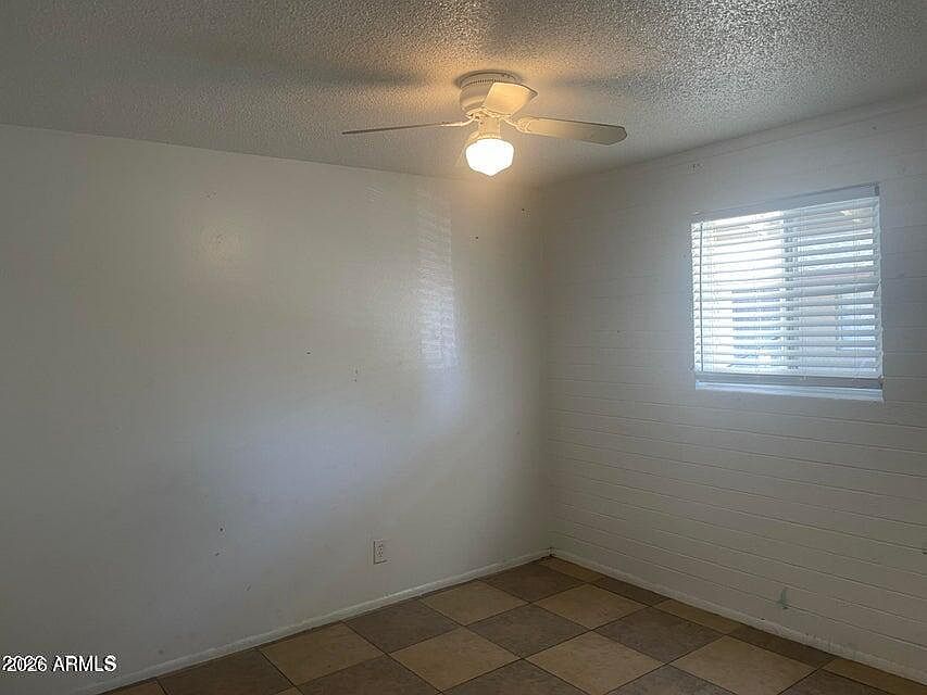 2633 W Belmont Ave APT 2 photo 3