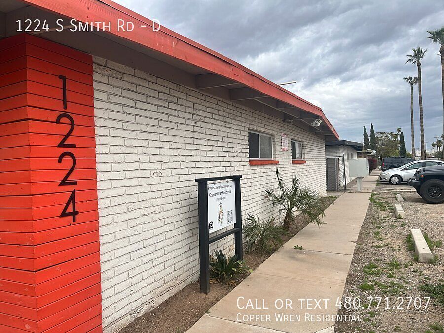 1224 S Smith Rd photo 2