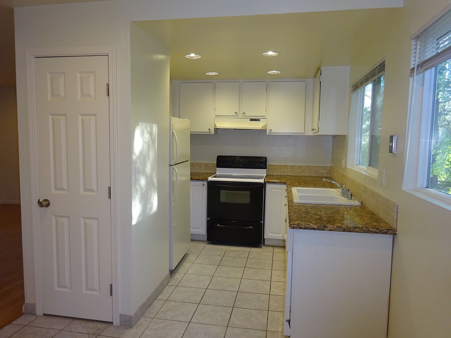 1600 Broadway St photo 2