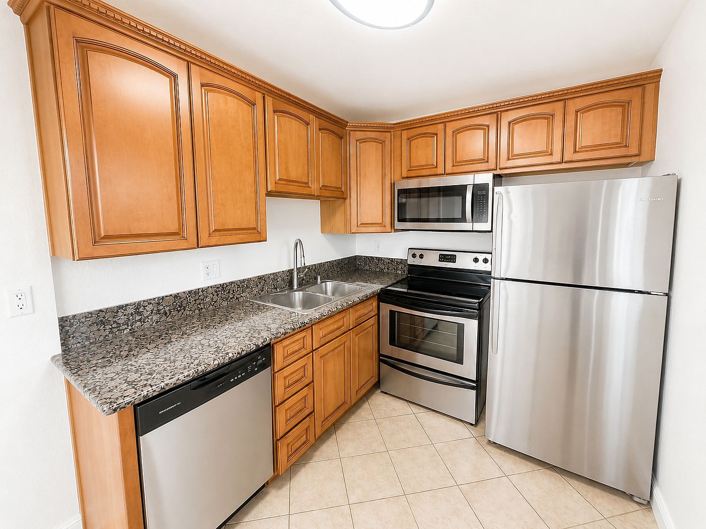1371 E Washington Ave photo 5