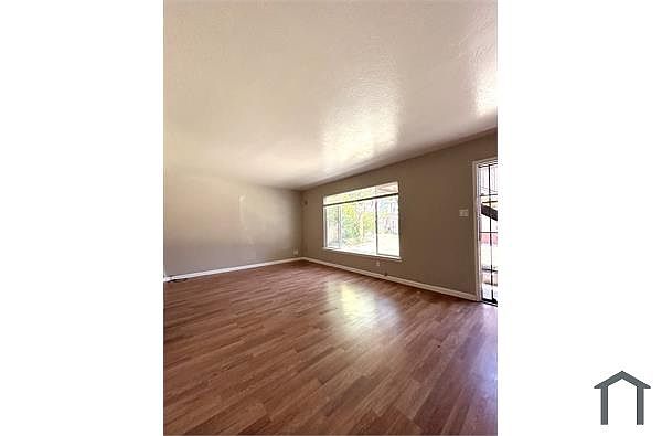 3273 Lynde St photo 5