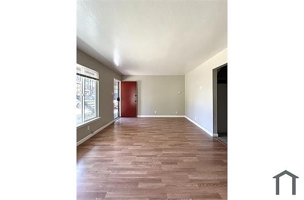 3273 Lynde St photo 2