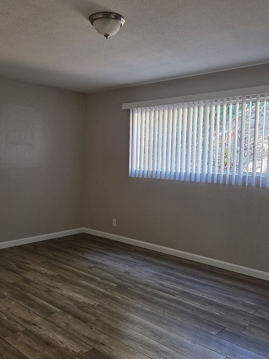 25684 Spring Dr photo 5