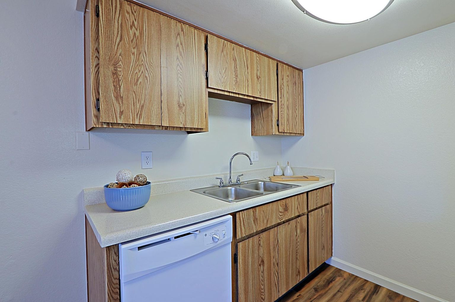 1235 S Dorsey Ln photo 2