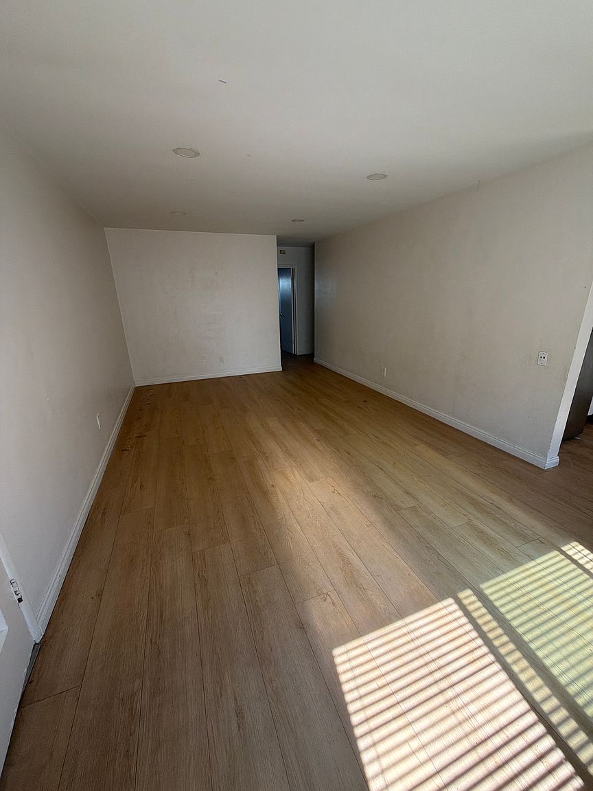 1140 E Lexington Ave photo 4