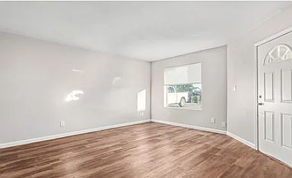 1146 E 2nd St APT B photo 2