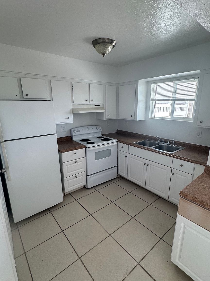 1725 E Pepper Cir APT 1 photo 4