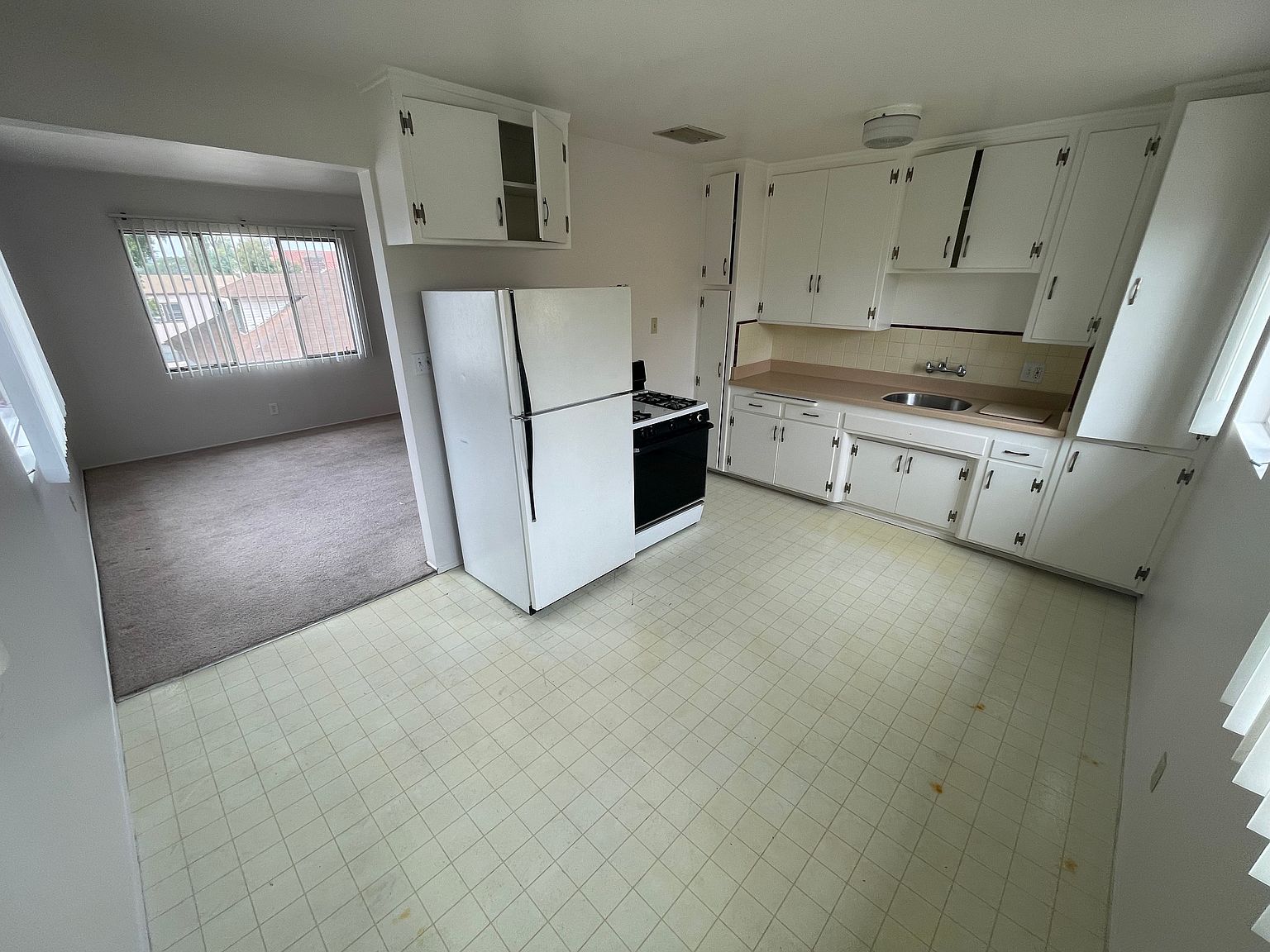 2568 Landis St photo 5