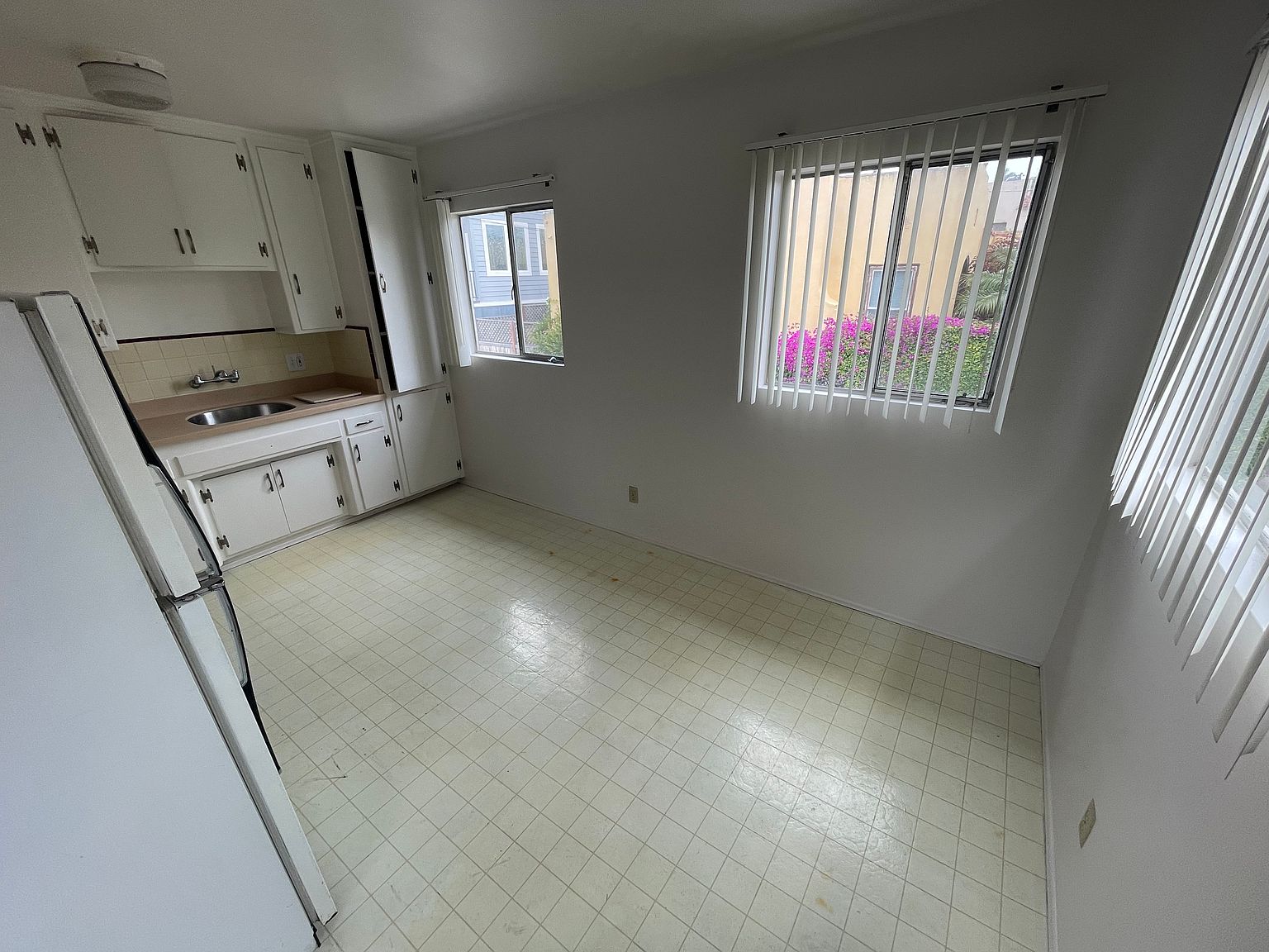 2568 Landis St photo 4