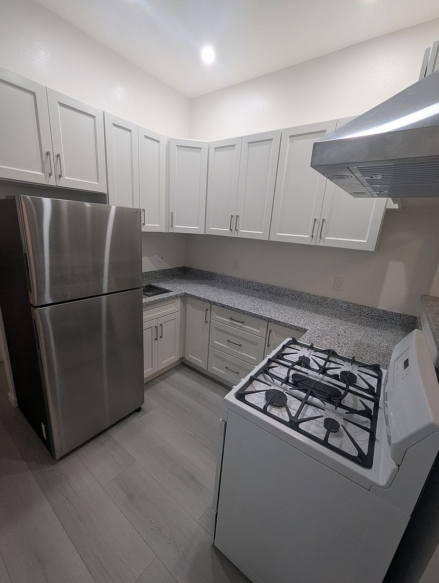 121 Santa Fe Ave photo 2