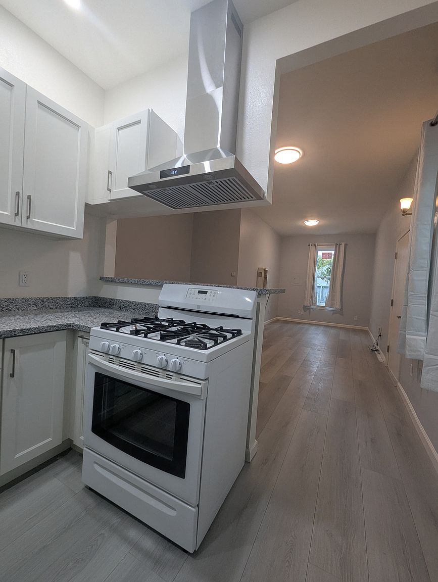 121 Santa Fe Ave photo 4