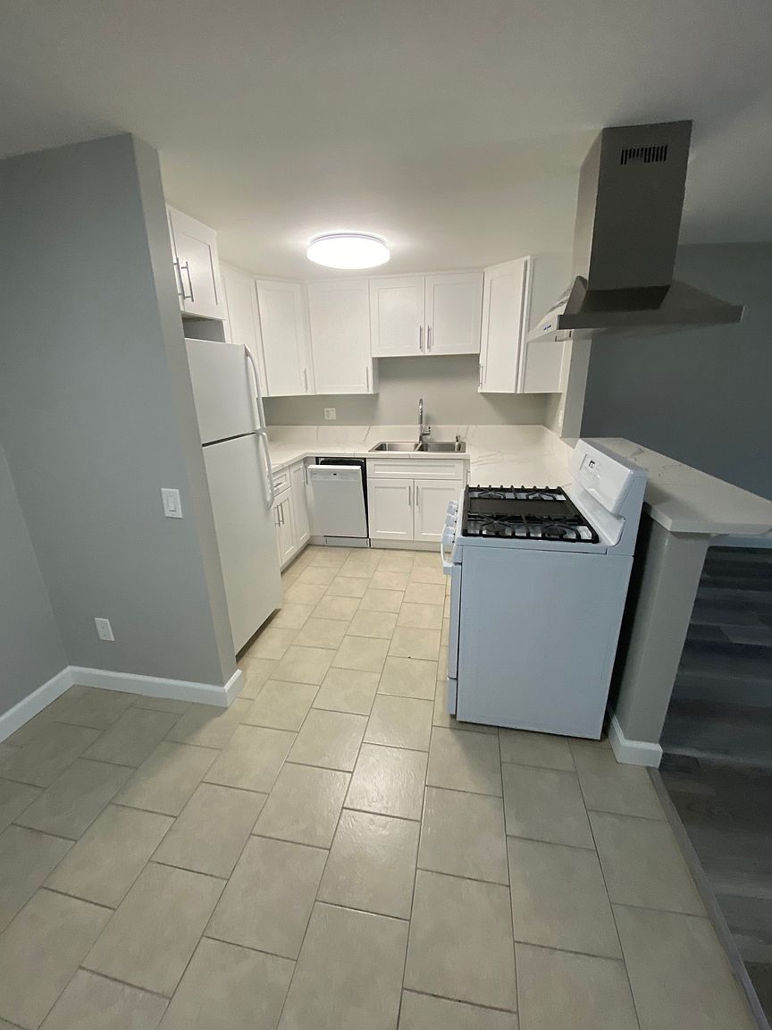 567 Chambers St photo 4