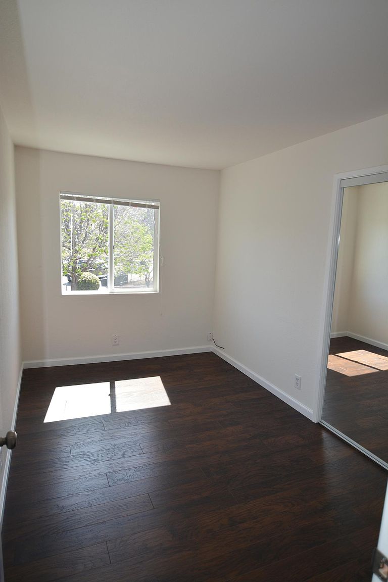 27193 Tyrrell Ave photo 2