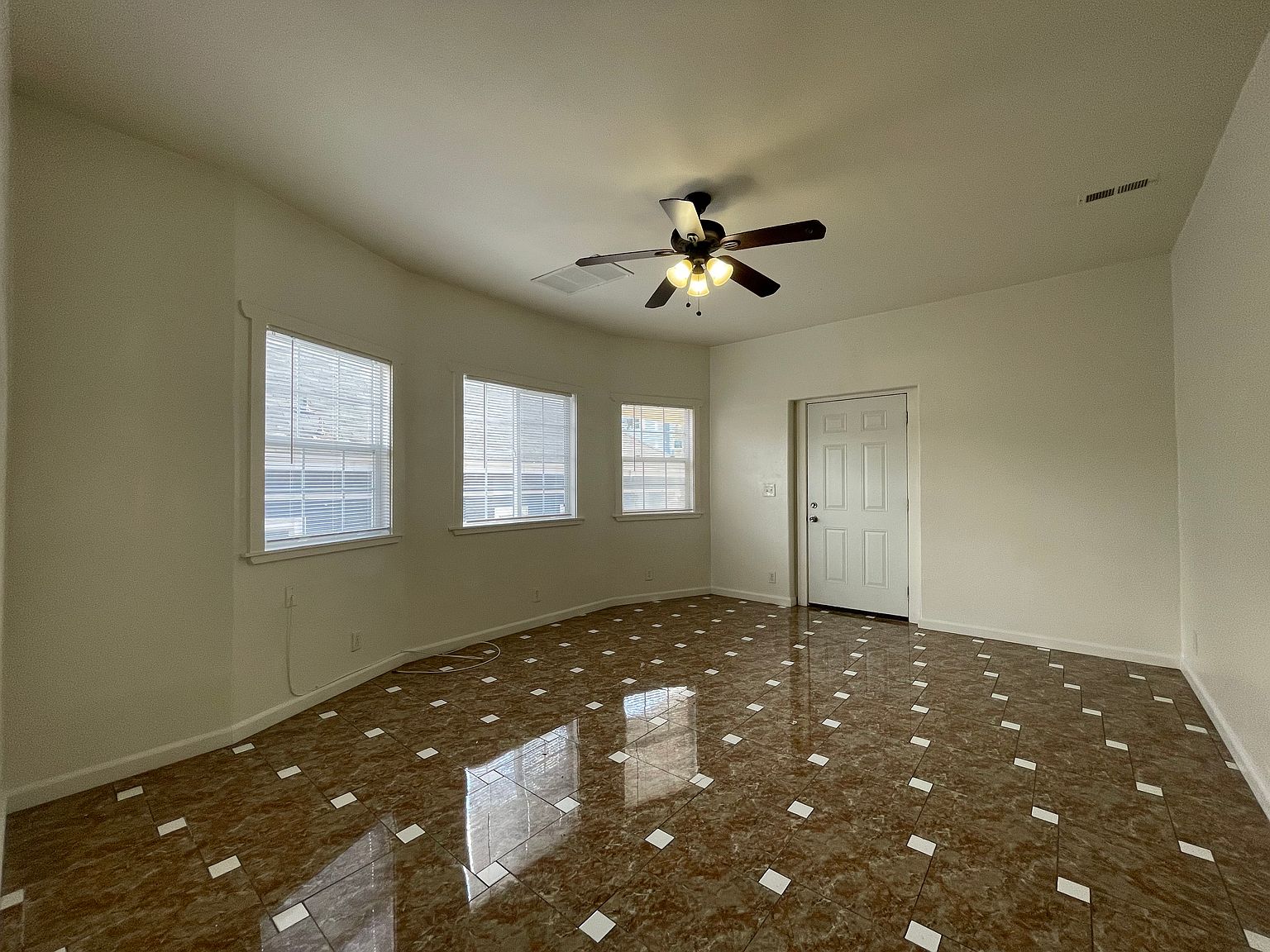 682 W Macarthur Blvd photo 3