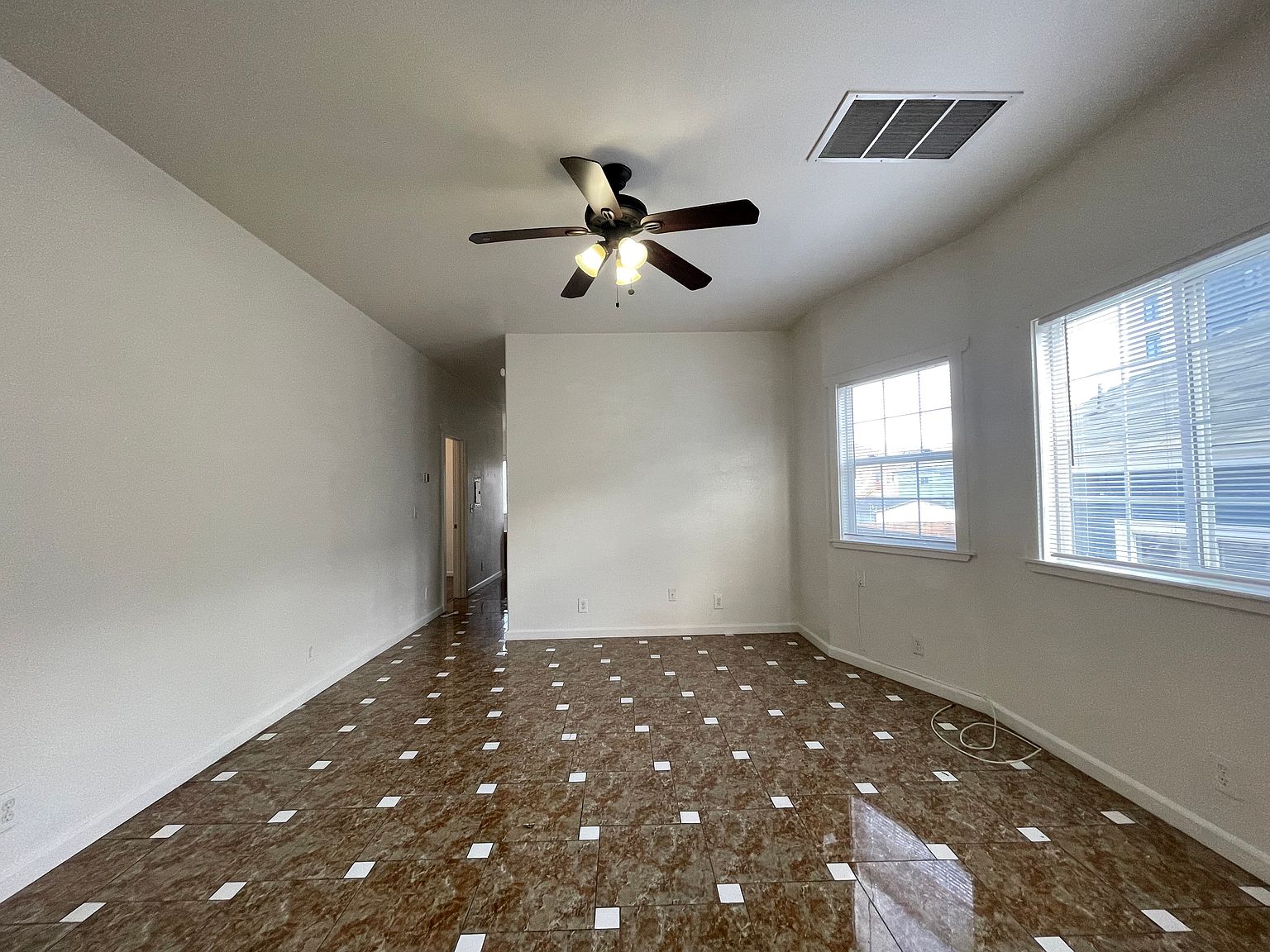 682 W Macarthur Blvd photo 2