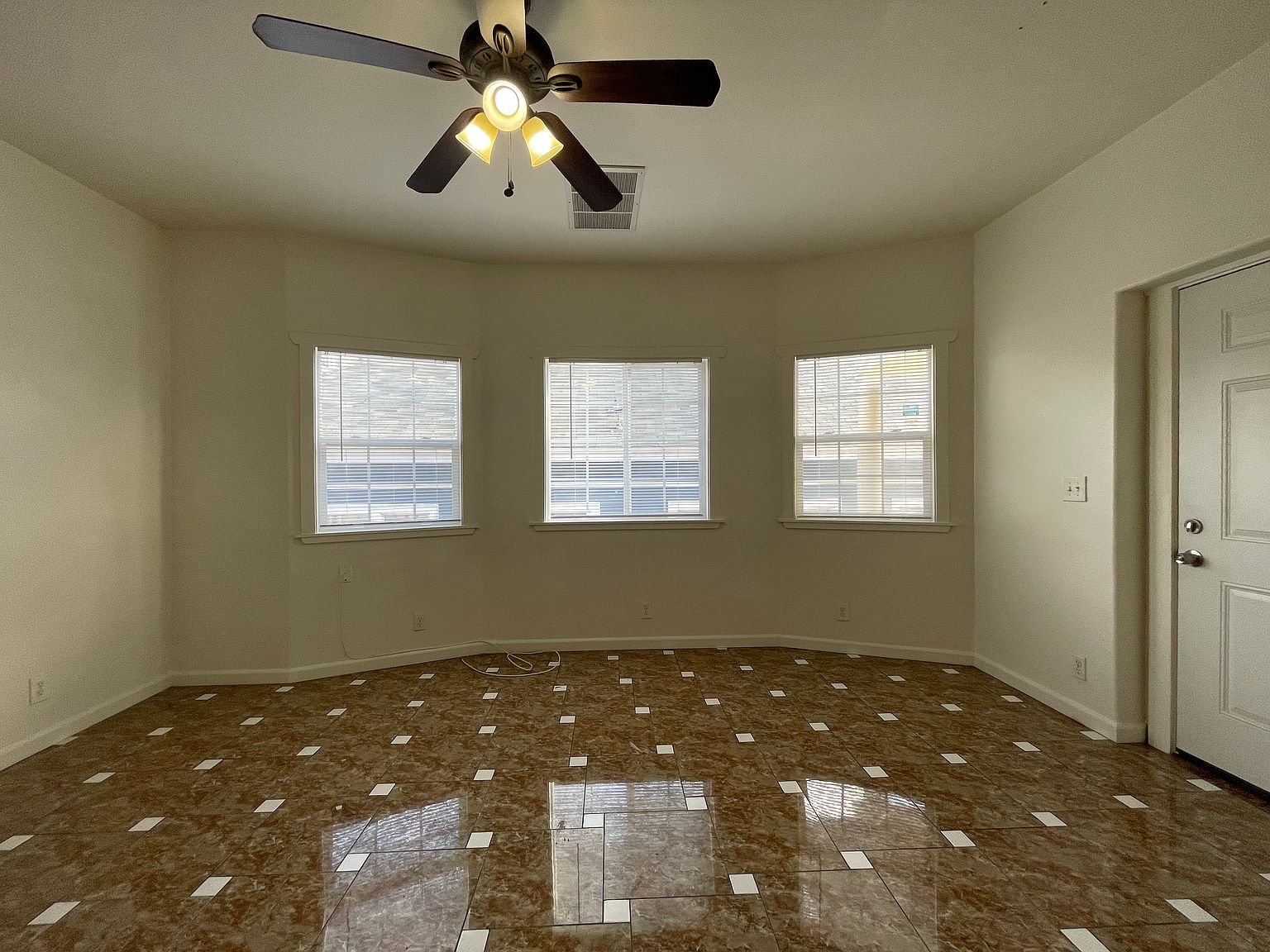682 W Macarthur Blvd photo 4