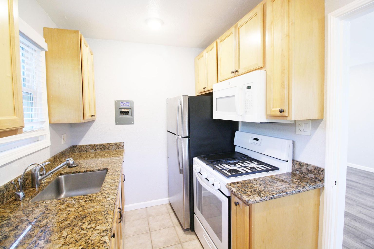 2288 Williams St photo 2