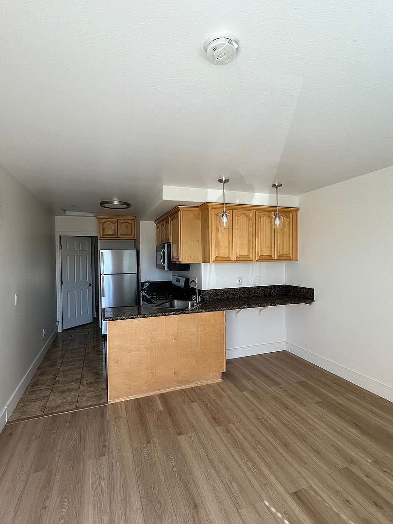 1 beds  1.0 baths (800 sqft) photo 2