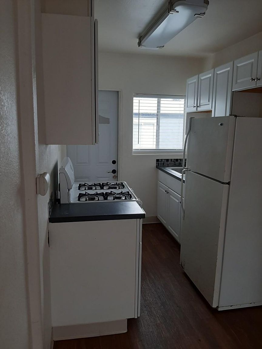 550 60th St photo 4