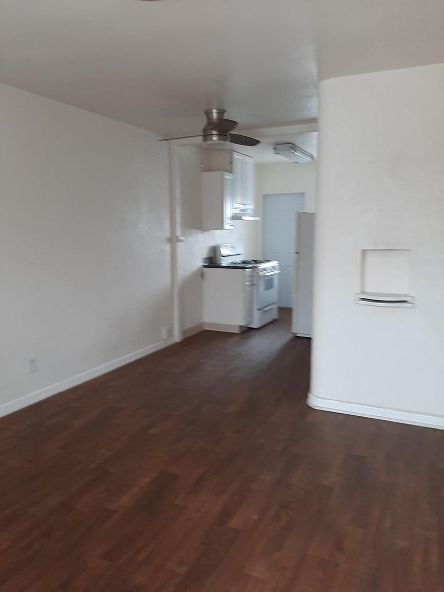 550 60th St photo 2