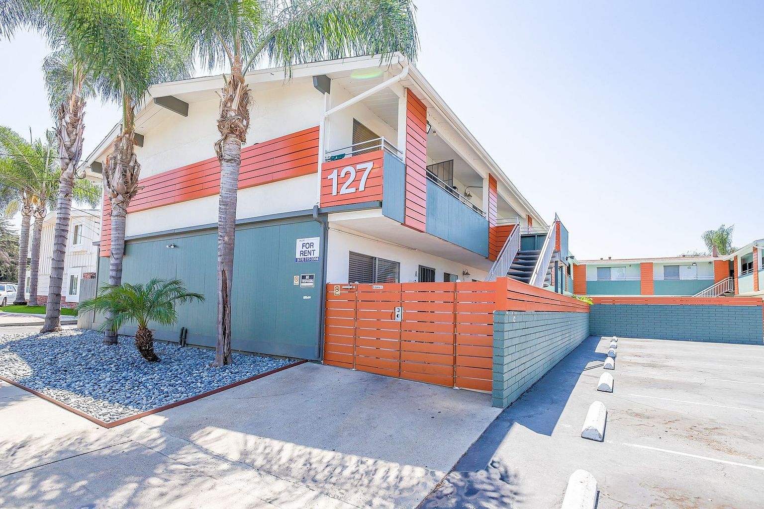 2 beds  1.0 baths photo 2