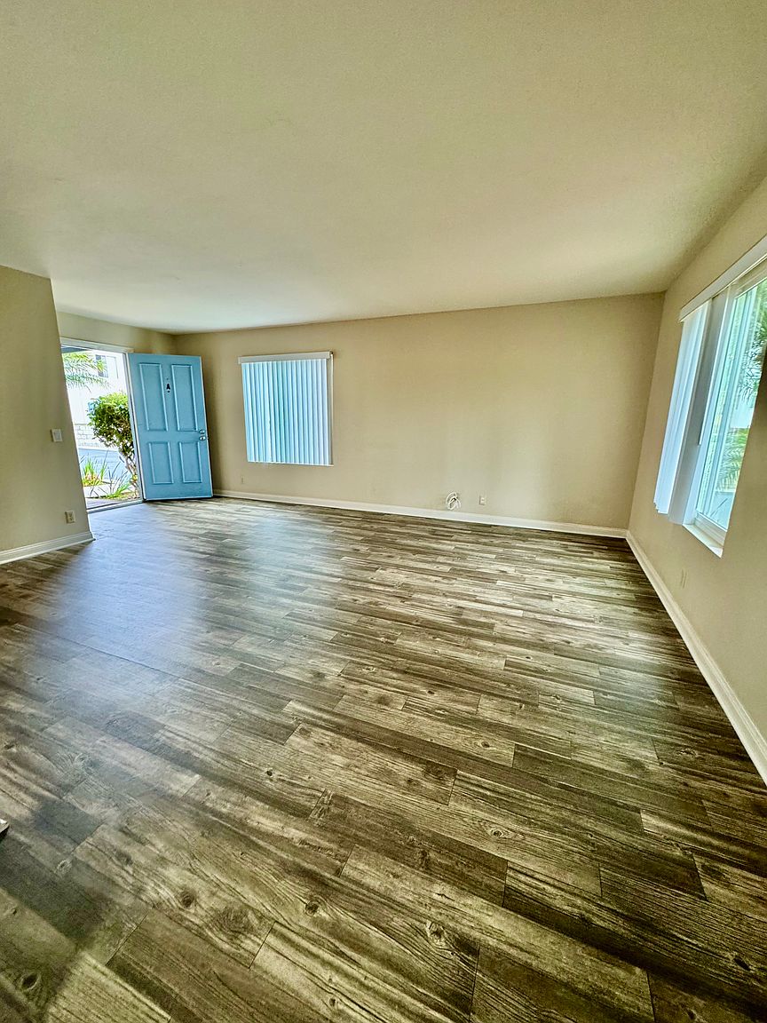 255 Tamarack Ave photo 2