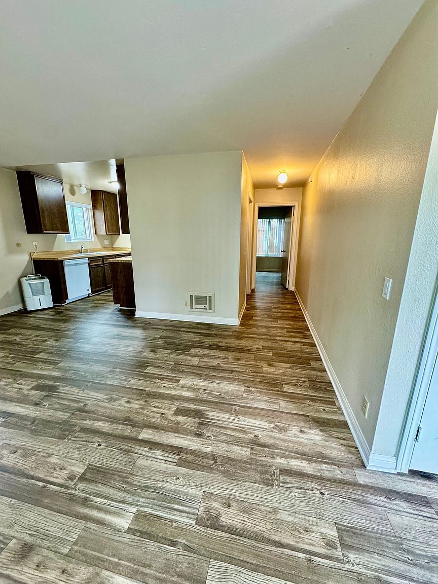 255 Tamarack Ave photo 5