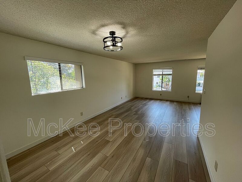 230 W Walnut Ave photo 5
