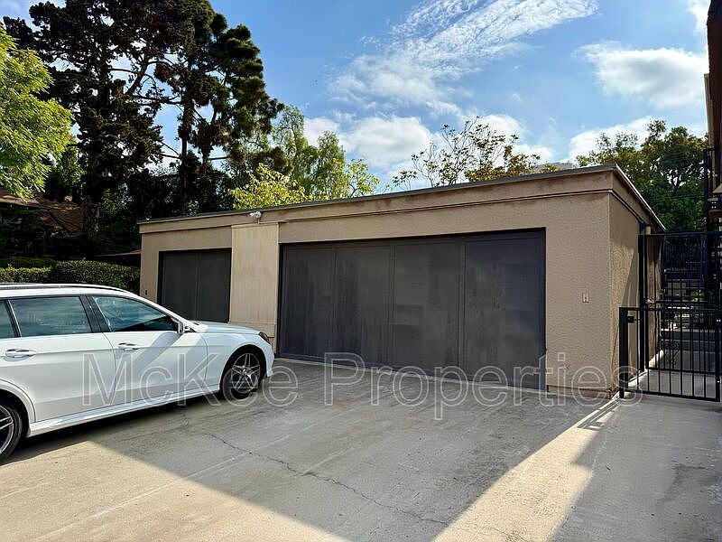 230 W Walnut Ave photo 2